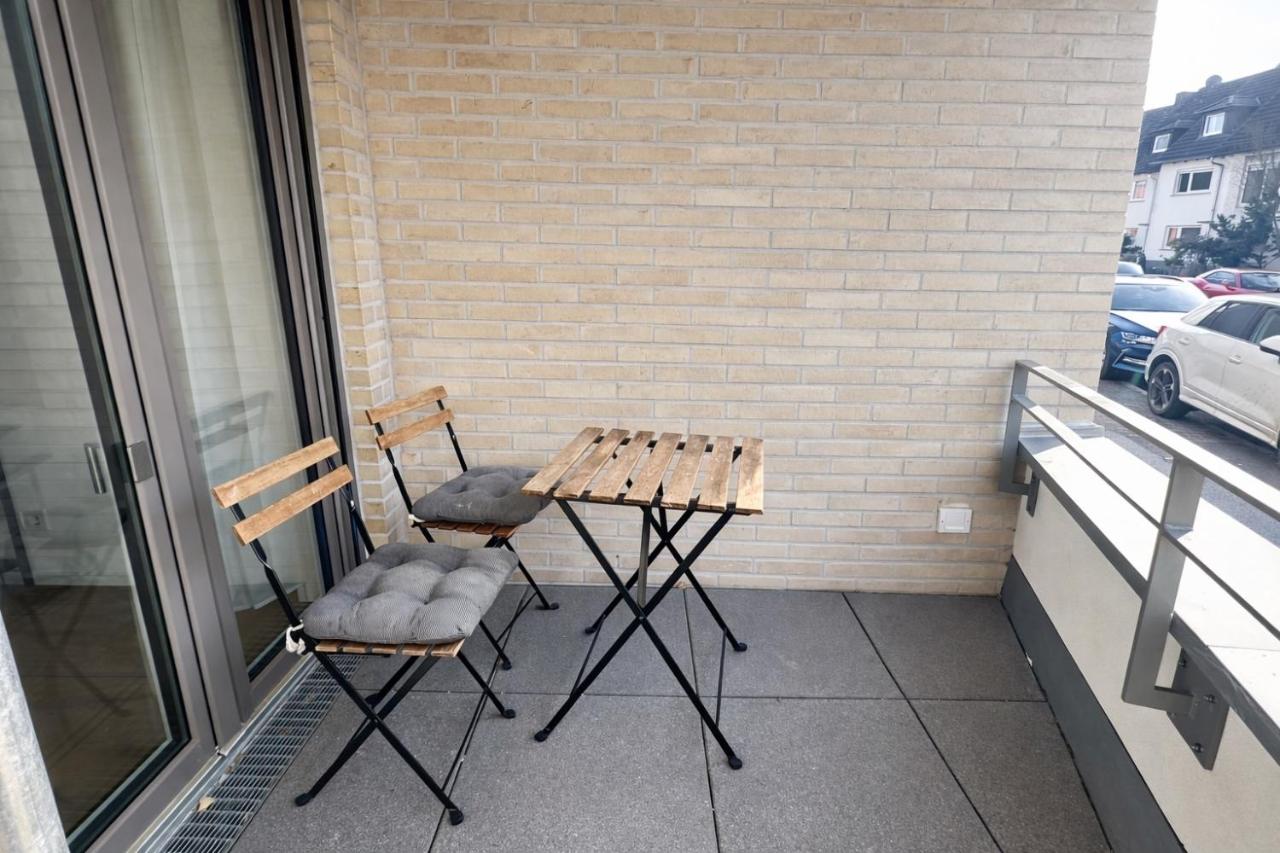 Homely! Design Studio Airport Fair Balcony City
