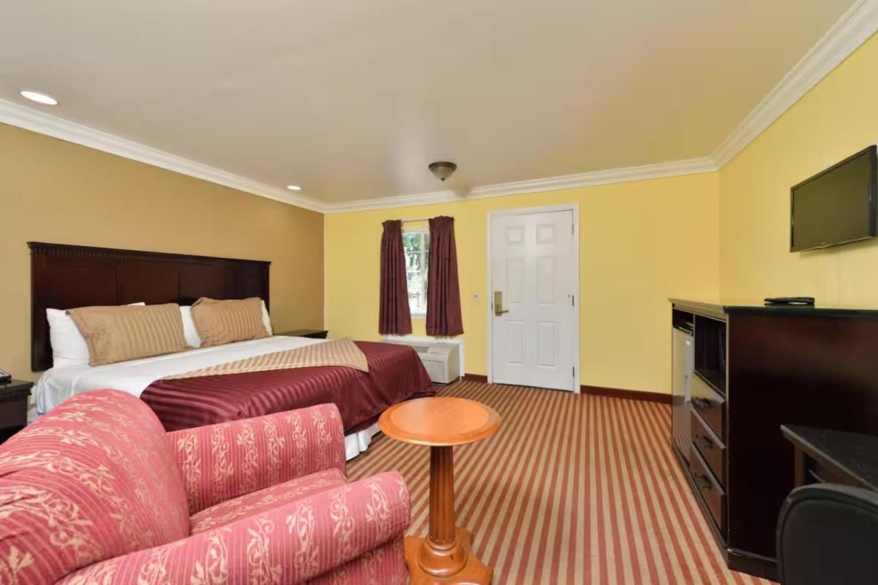 Americas Best Value Inn Downtown Convention Center — photo 17