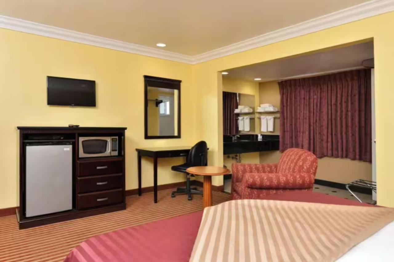Americas Best Value Inn Downtown Convention Center — photo 16
