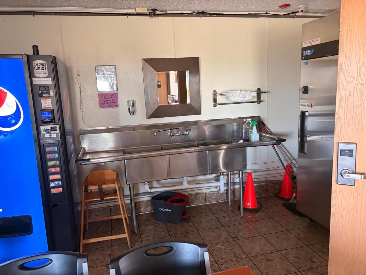 Plaza Motel — photo 16