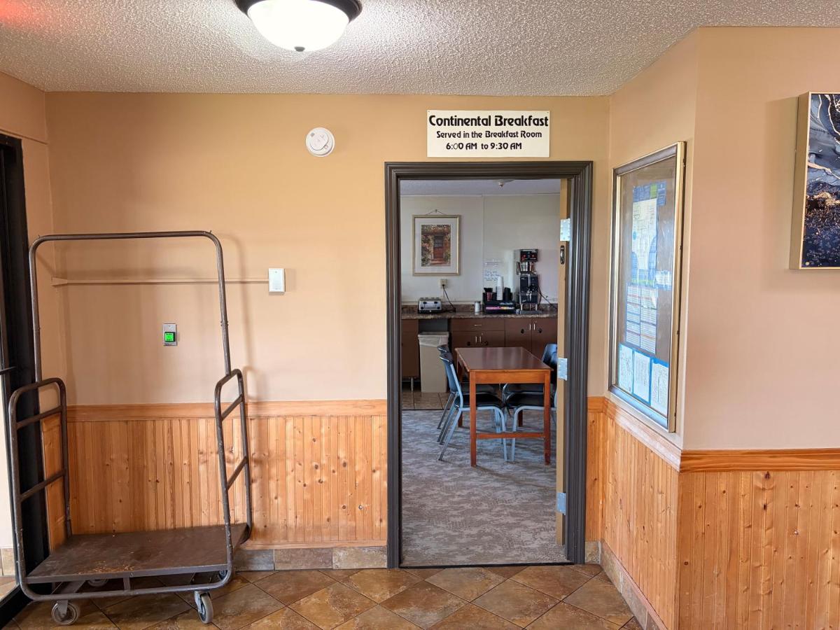 Plaza Motel — photo 9