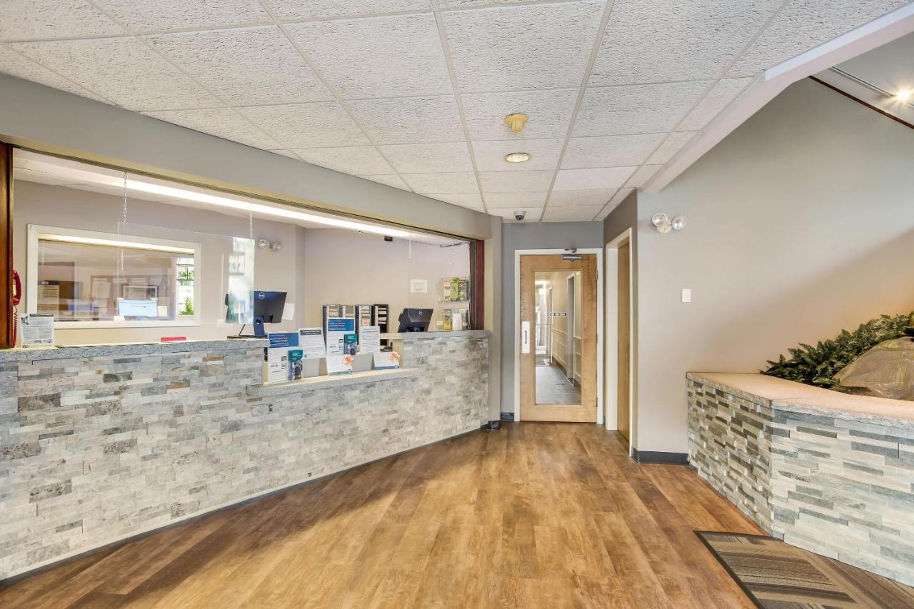 Five Corners Inn & Suites — photo 12