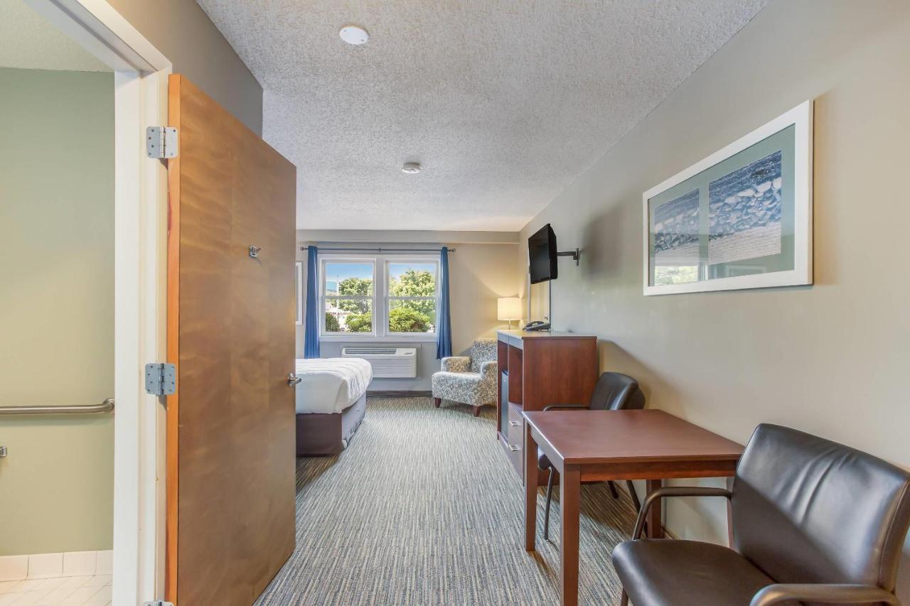 Five Corners Inn & Suites — photo 21