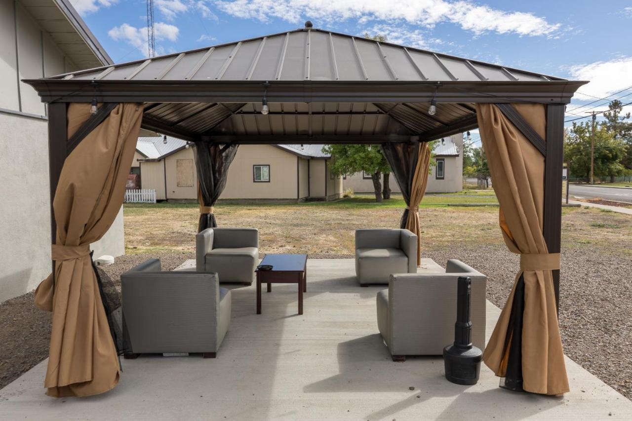 Oregon Trail Inn and Suites — photo 11