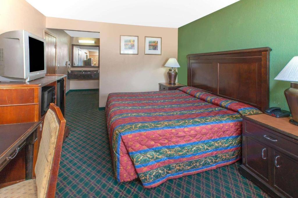 Knights Inn Fort Worth — photo 20