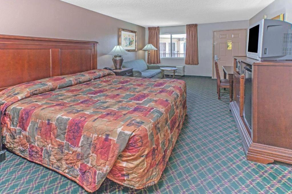 Knights Inn Fort Worth — photo 21