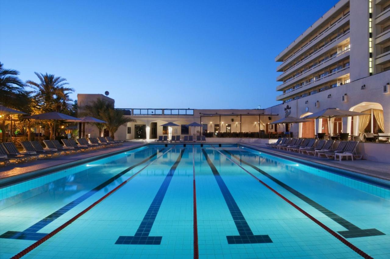 Heated swimming pool: Radisson Blu Hotel & Resort, Al Ain