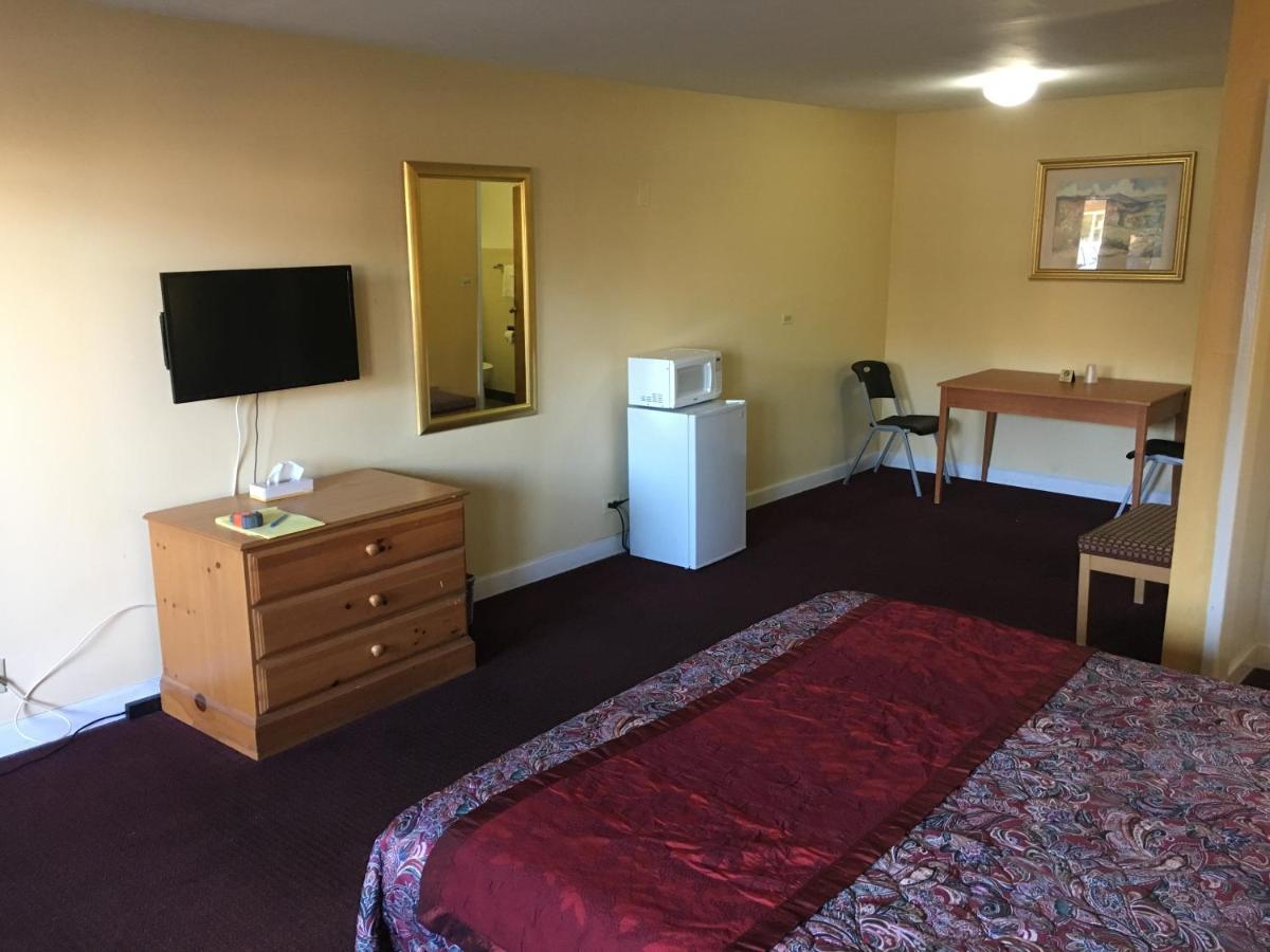 Midway Inn & Suites — photo 13