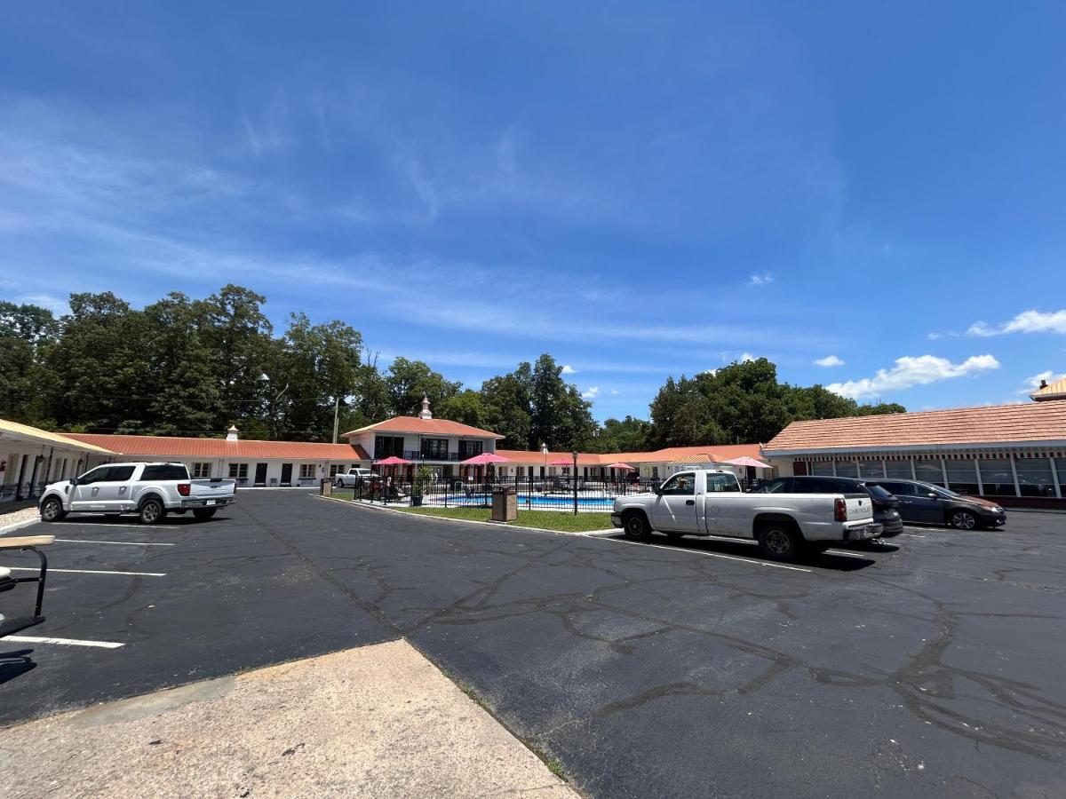 7 Gables Motel — photo 1
