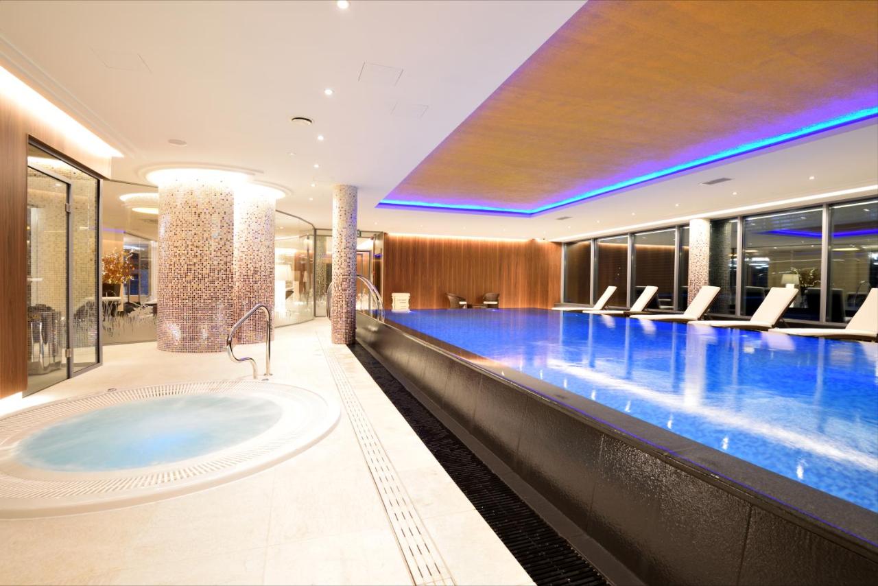 Heated swimming pool: Hotel Olympic
