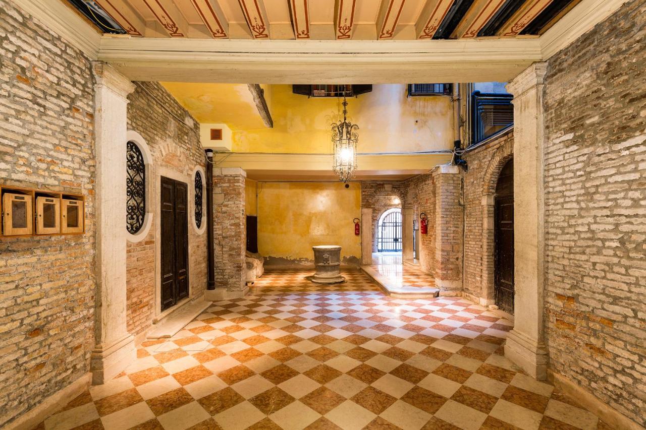 Elegant Apartment with Lift in 17th-Century Palace, Walk to St Marks Square