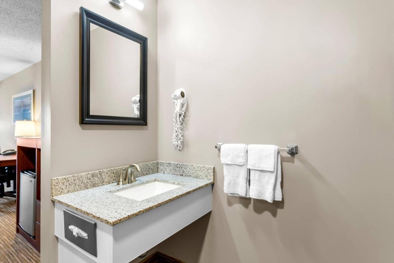 Five Corners Inn & Suites — photo 24