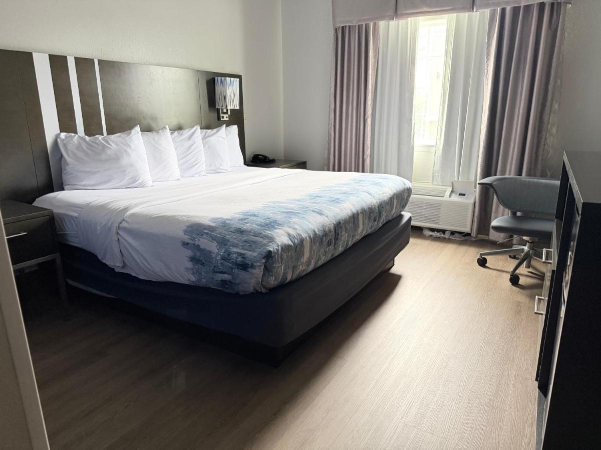 Lexington Inn and Suites — photo 24