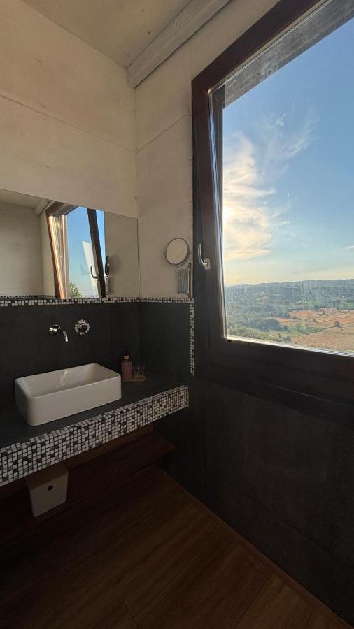 Bagno Privato Moderno con Finestra
