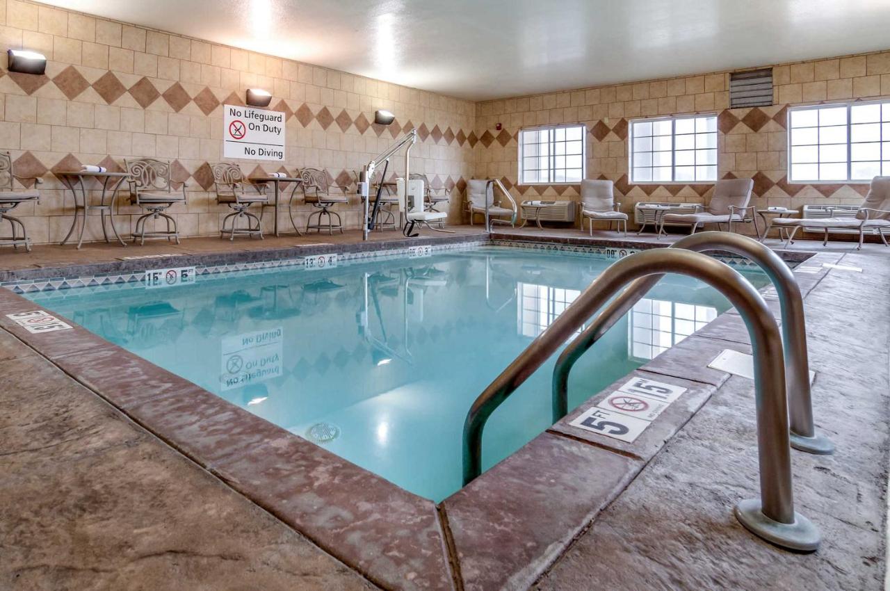 Heated swimming pool: Super 8 by Wyndham Great Bend