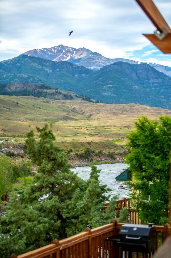 Yellowstone Riverside Cottages — photo 9