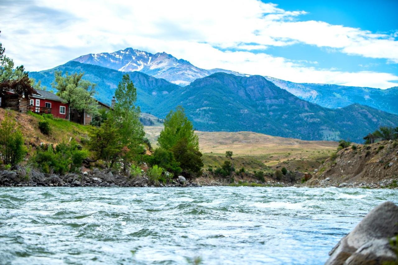Yellowstone Riverside Cottages — photo 11