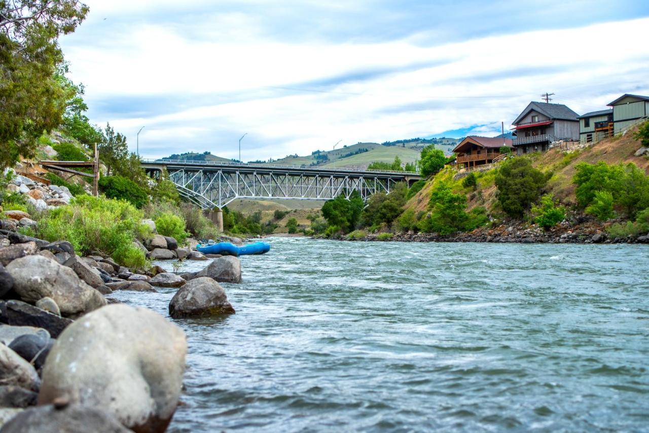 Yellowstone Riverside Cottages — photo 12