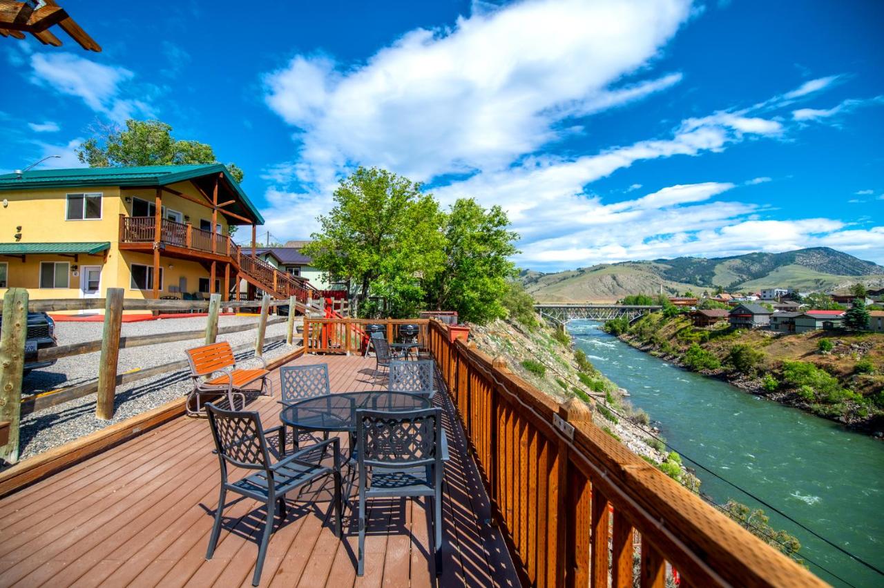 Yellowstone Riverside Cottages — photo 4