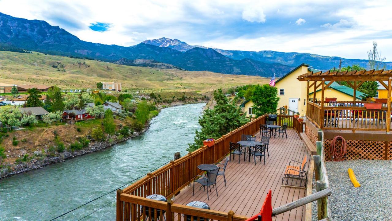 Yellowstone Riverside Cottages — photo 6