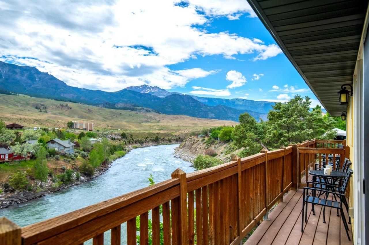 Yellowstone Riverside Cottages — photo 14