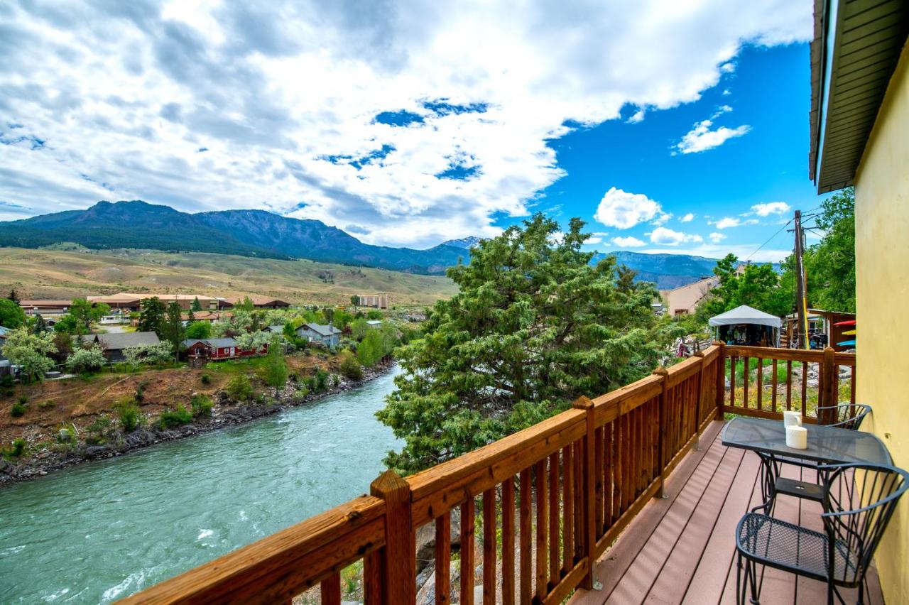 Yellowstone Riverside Cottages — photo 16