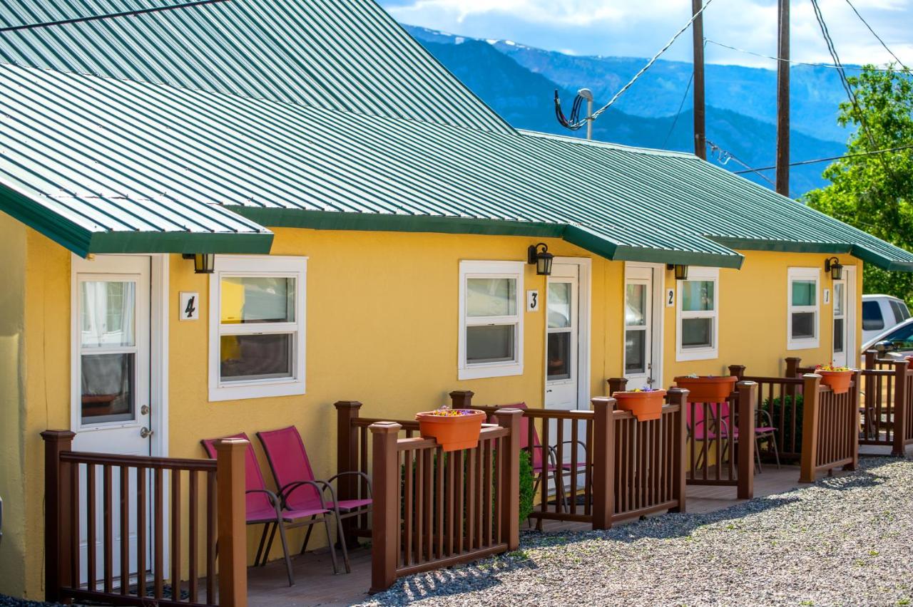 Yellowstone Riverside Cottages — photo 17