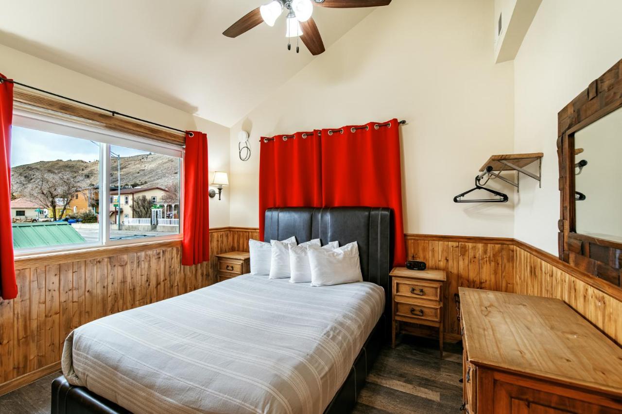 Yellowstone Riverside Cottages — photo 19