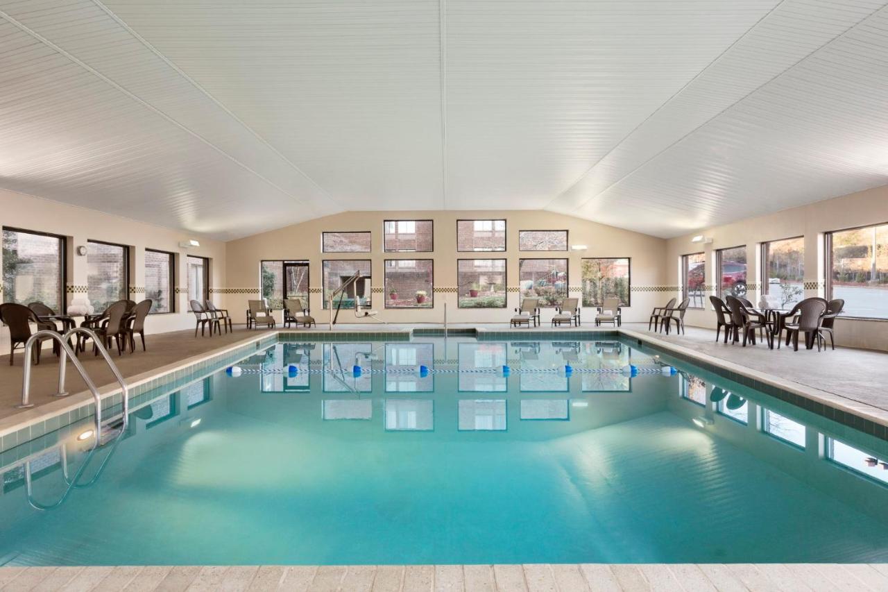 Heated swimming pool: Country Inn & Suites by Radisson, Atlanta Galleria Ballpark, GA