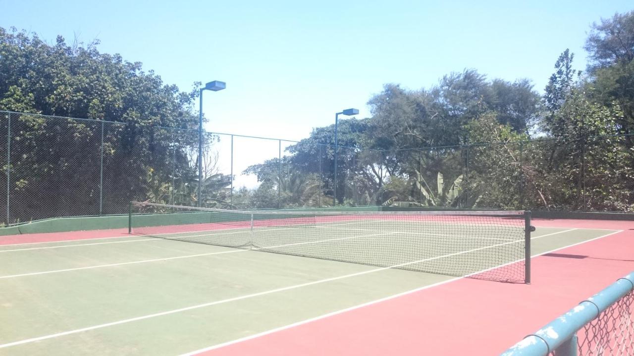 Tennis court: REB Casa Itanhangá