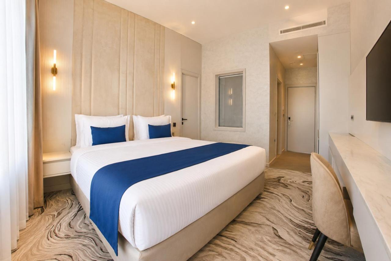 Trendy Room with Queen Size Bed