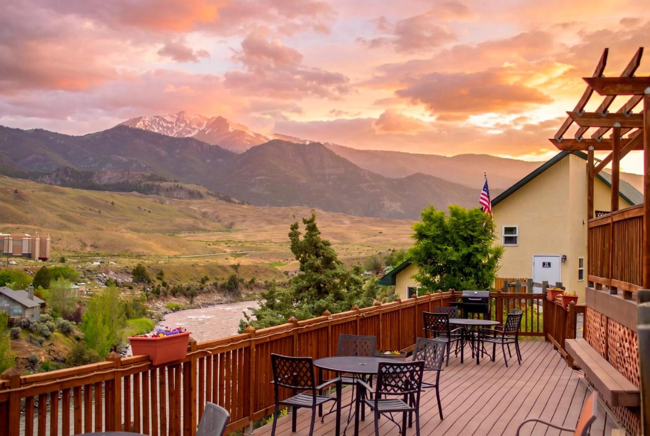 Yellowstone Riverside Cottages — photo 5