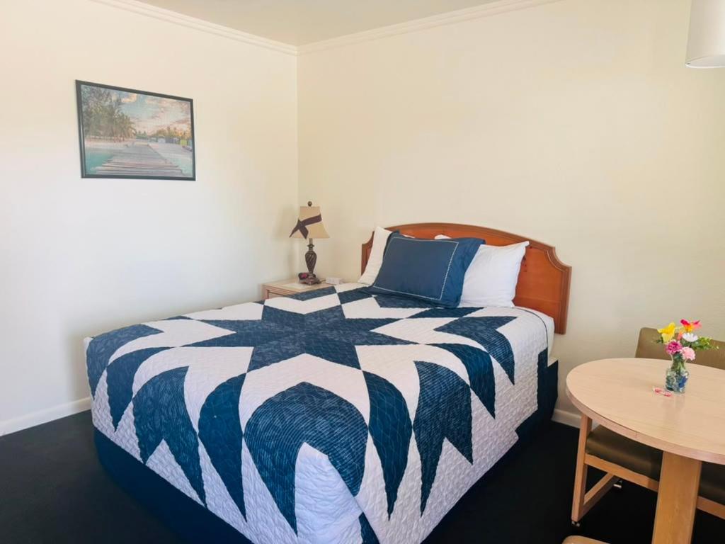 Golden West Motel — photo 1