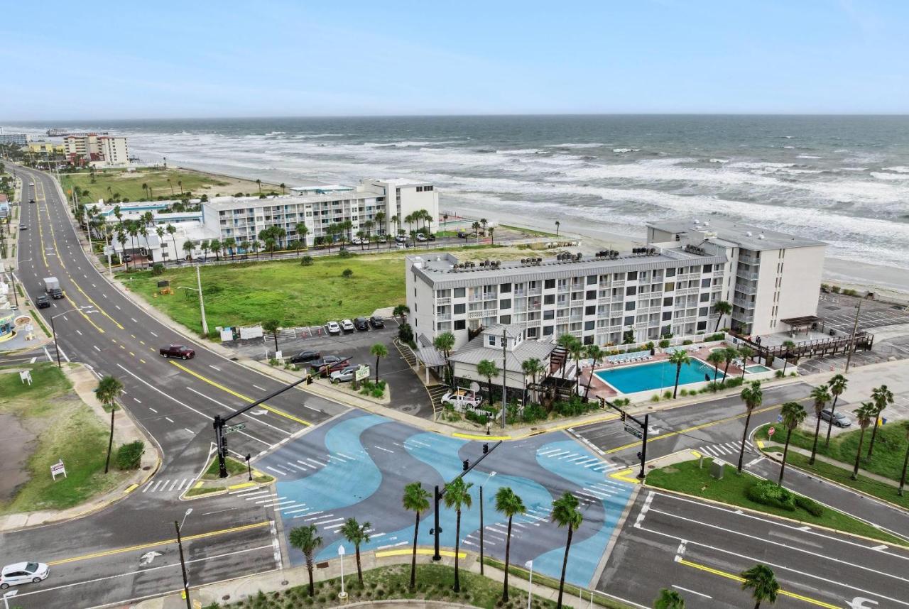 Image: Howard Johnson by Wyndham Oceanfront Daytona Beach