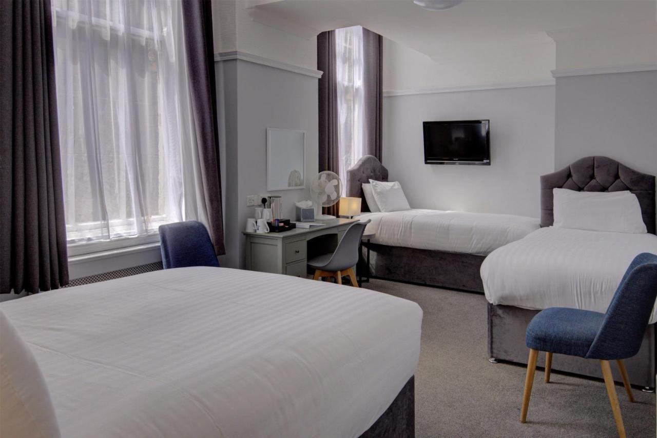 Family Room with One Double Bed and Two Single Beds - Non-Smoking
