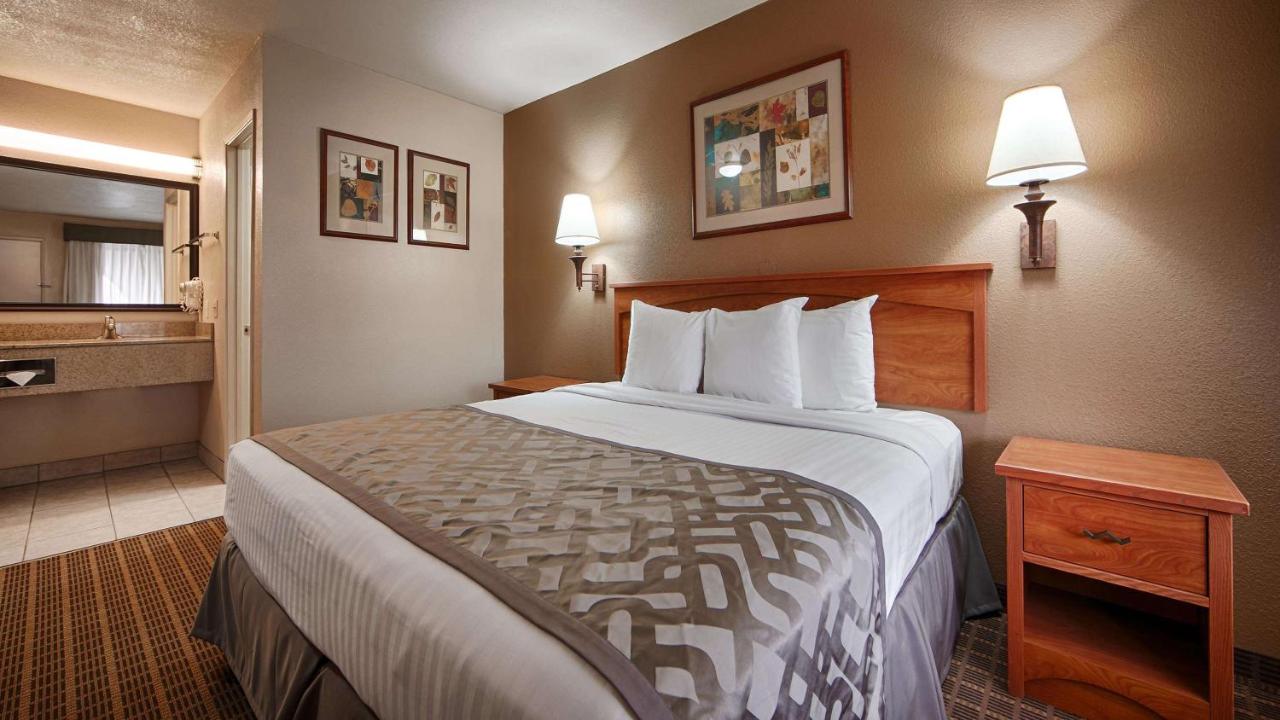 Best Inn & Suites — photo 8