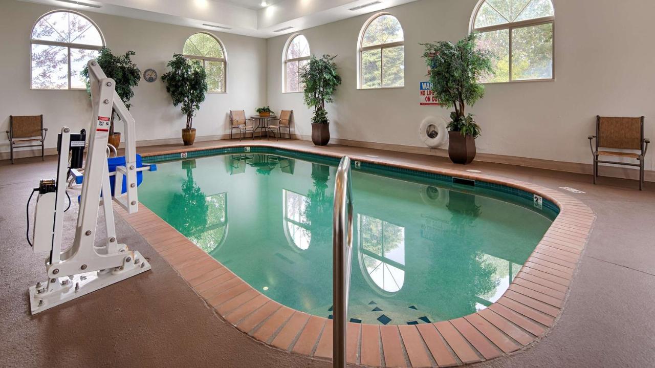 Heated swimming pool: Best Western Plus Deer Park Hotel and Suites
