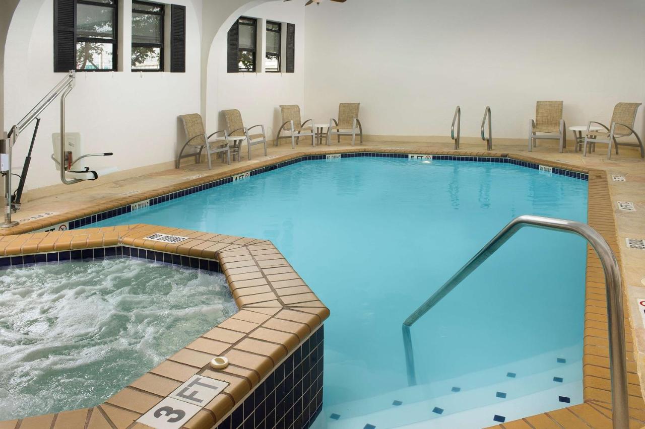 Heated swimming pool: Best Western Alamo Suites Downtown