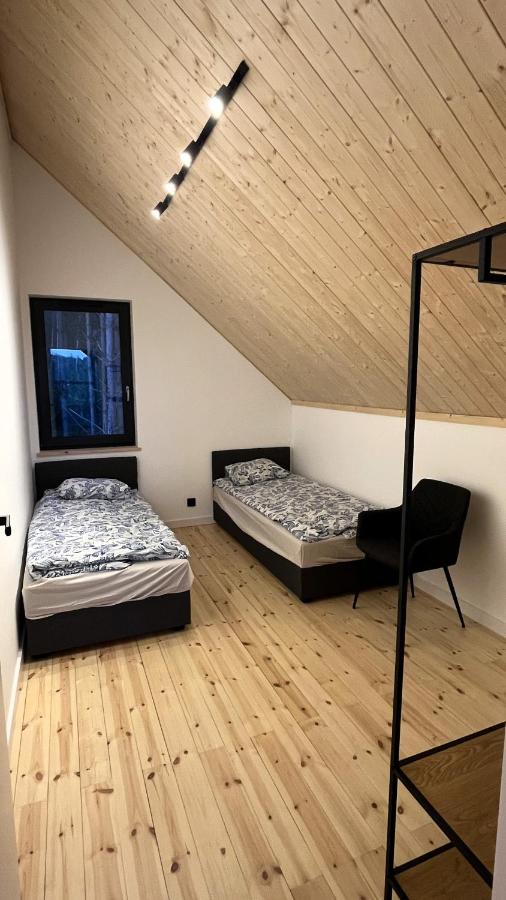 Sypialnia z dwoma łóżkami pod skosem