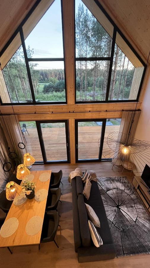 Przeszklone drzwi na drewniany taras