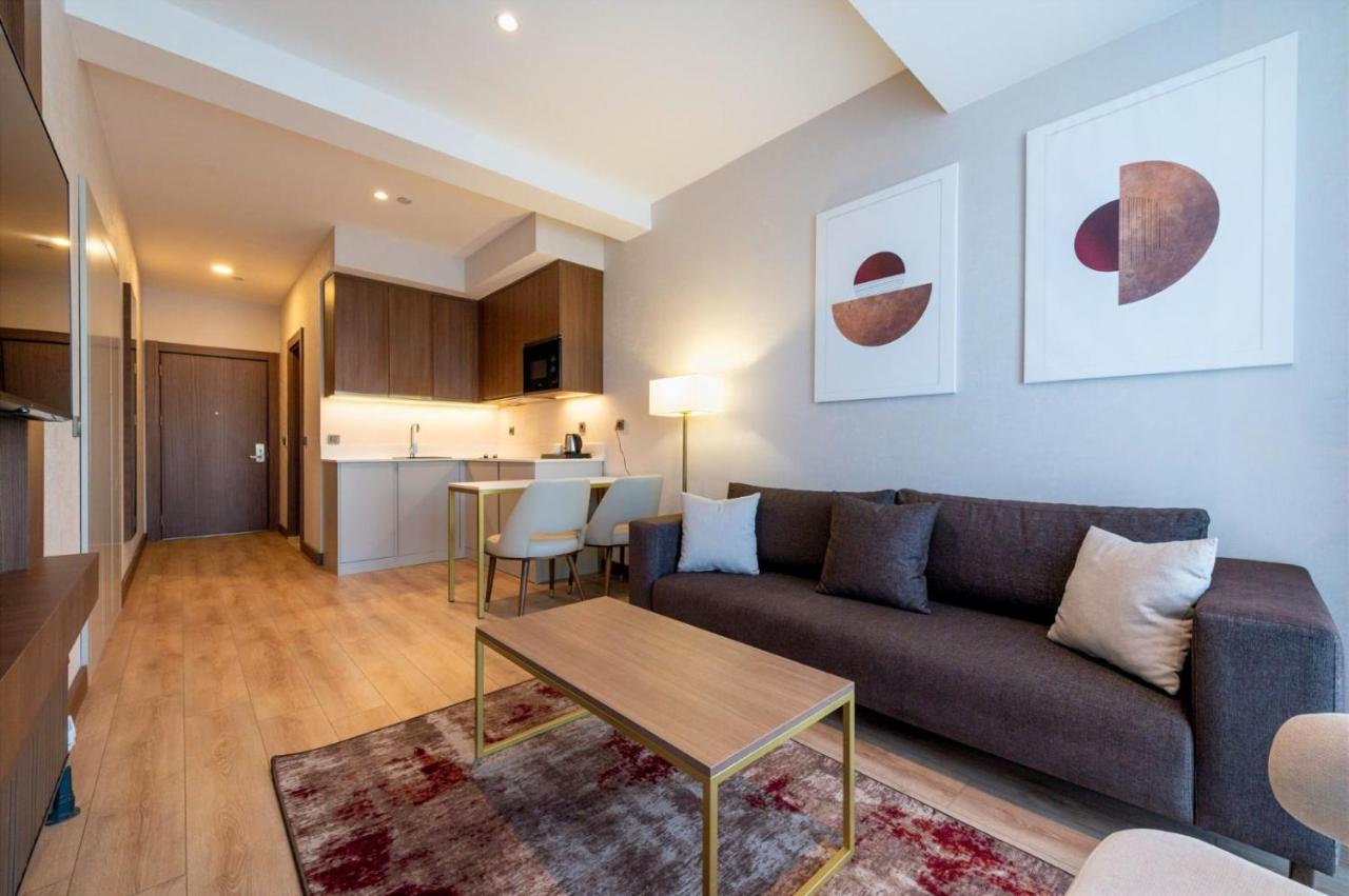 One-Bedroom Luxury King Room
