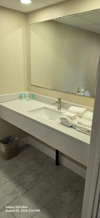 Red Carpet Inn Williamstown — photo 13