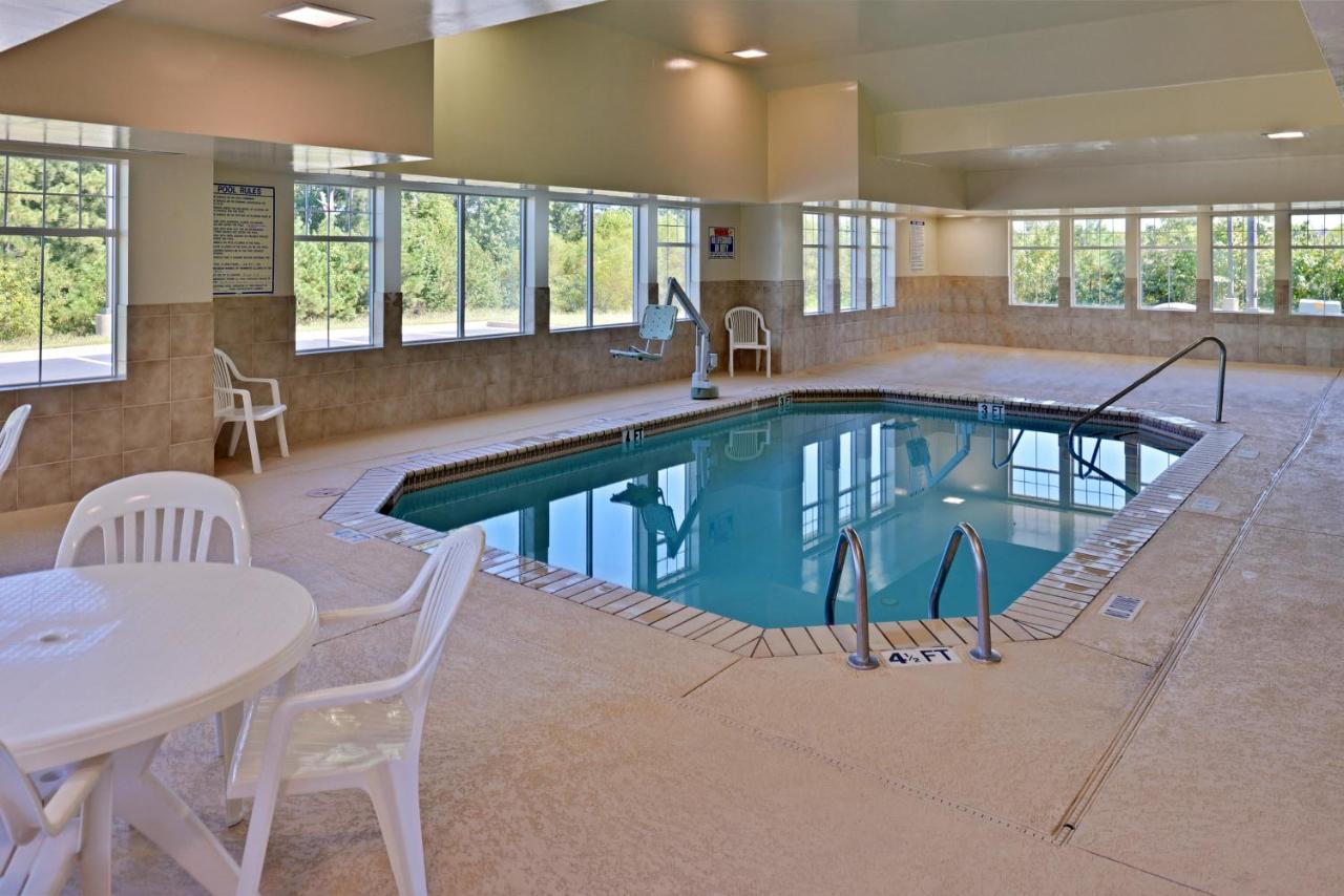 Heated swimming pool: Country Inn & Suites by Radisson, Stone Mountain, GA