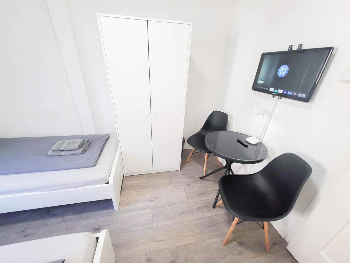ALFA 2 Zimmer Apartment Stuttgart 2BR TV WIFI WM nahe Daimler l WIFI & SmartTV I 2 Rooms l Bathroom I Kitchen