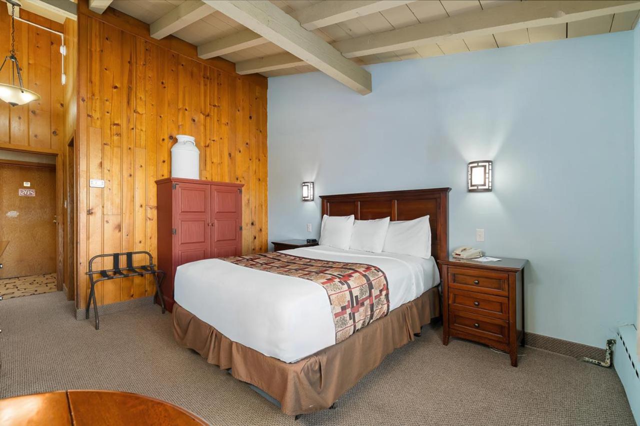 Dude Rancher Lodge — photo 5
