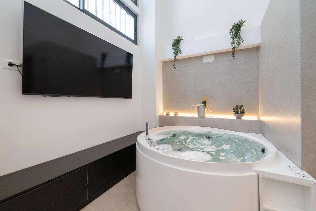 Málaga ROSE Luxe Jacuzzi 7 - Jacuzzi privado en la habitación en Málaga