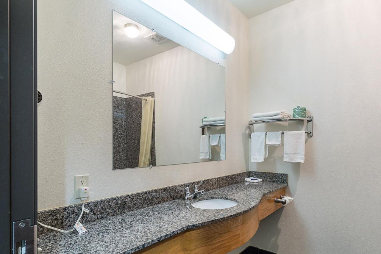 Budget Inn & Suites — photo 12