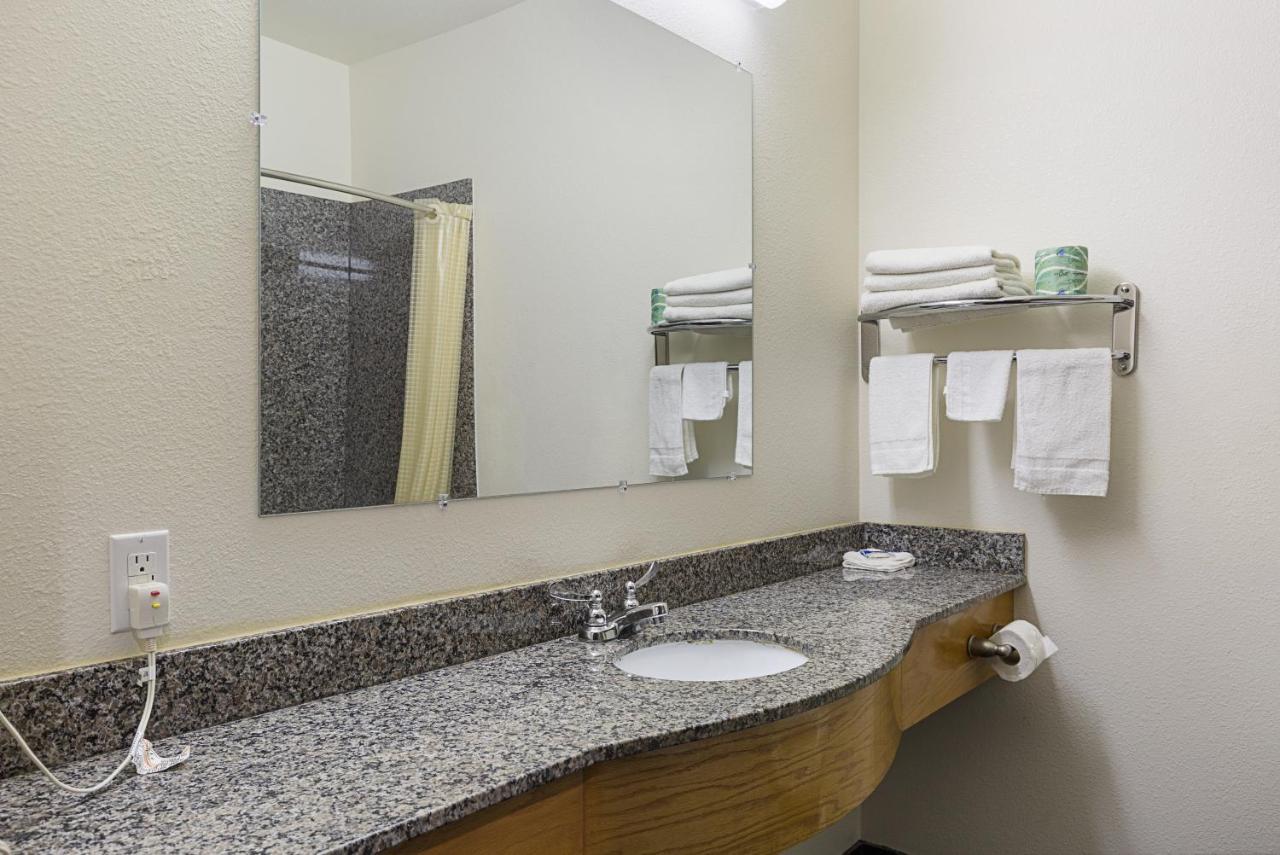 Budget Inn & Suites — photo 13