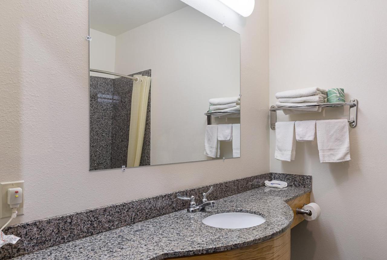 Budget Inn & Suites — photo 14