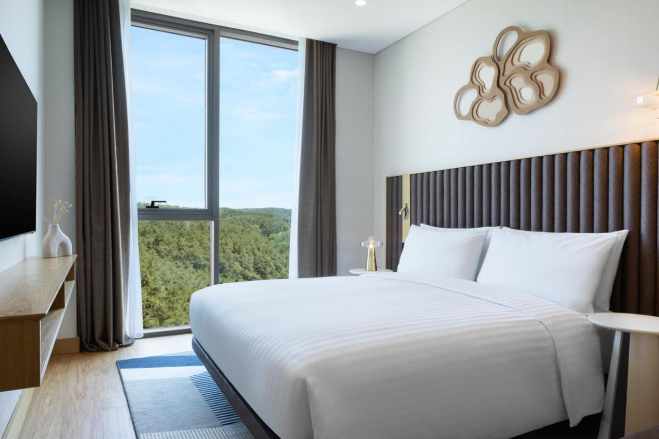 One-Bedroom King Apartment with Sofa Bed, Forest View and Balcony